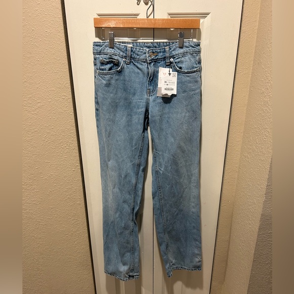 NWT Zara Jeans Low Rise Straight Fit Leg , size 4 - Picture 2 of 6